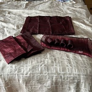 Home holiday elegant dining set nwt